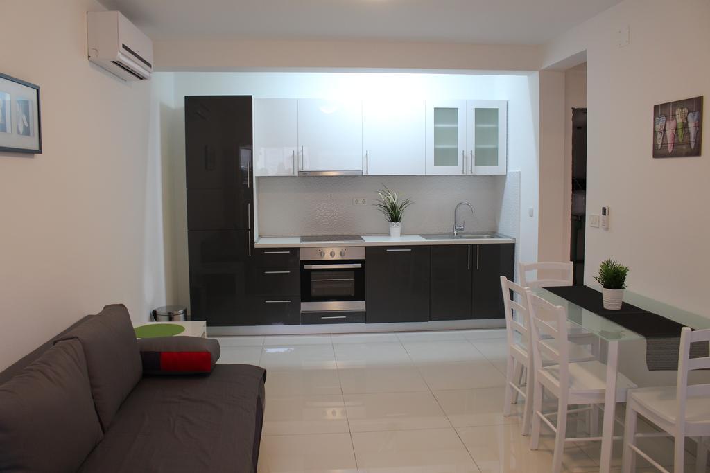 Apartmani Orhideja Rab Town Esterno foto